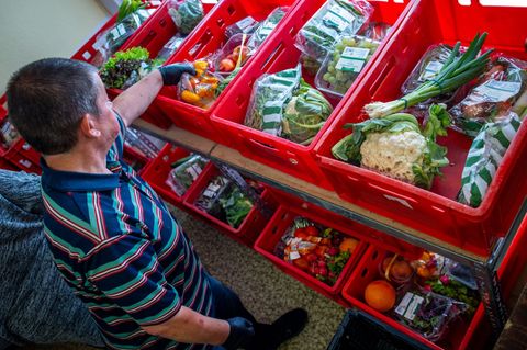 Vielen Tafeln fehlen immer noch dringend Helferinnen und Helfer. (Archivbild) Foto: Jens Büttner/dpa