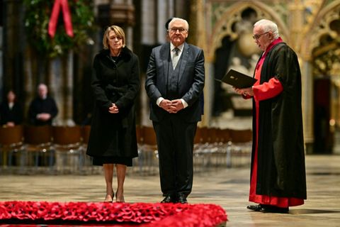 Steinmeier und Büdenbender am Grab des unbekannten Soldaten