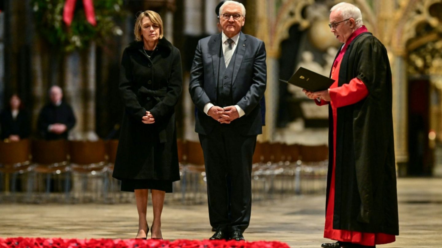 Steinmeier und Büdenbender am Grab des unbekannten Soldaten