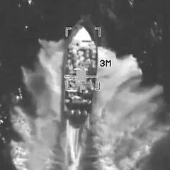 Ein Screenshot aus dem X-Video der U.S. Southern Command zeigt das mutmaßliche Drogenboot Sekunden vor seiner Zerstörung