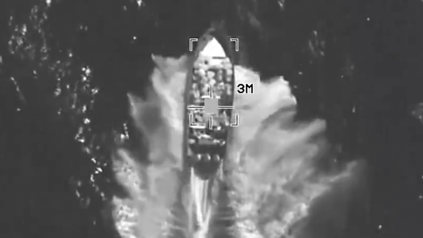 Ein Screenshot aus dem X-Video der U.S. Southern Command zeigt das mutmaßliche Drogenboot Sekunden vor seiner Zerstörung