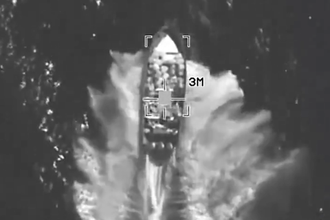 Ein Screenshot aus dem X-Video der U.S. Southern Command zeigt das mutmaßliche Drogenboot Sekunden vor seiner Zerstörung