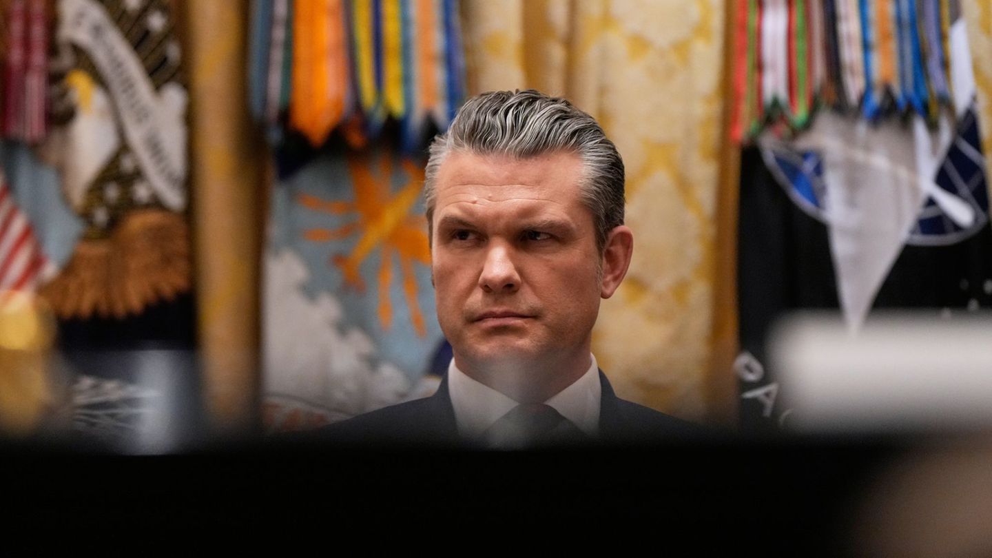 Steht wegen verschiedener Angelegenheiten in der Kritik - Pentagon-Chef Hegseth. (Archivbild) Foto: Julia Demaree Nikhinson/AP/d