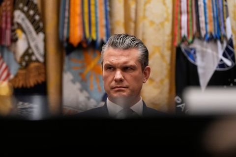 Steht wegen verschiedener Angelegenheiten in der Kritik - Pentagon-Chef Hegseth. (Archivbild) Foto: Julia Demaree Nikhinson/AP/d