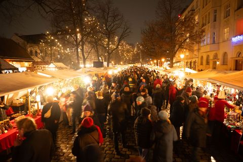 Große Karussells gibt es auf dem Alt-Rixdorfer Weihnachtsmarkt nicht. (Archivbild) Foto: Christophe Gateau/dpa