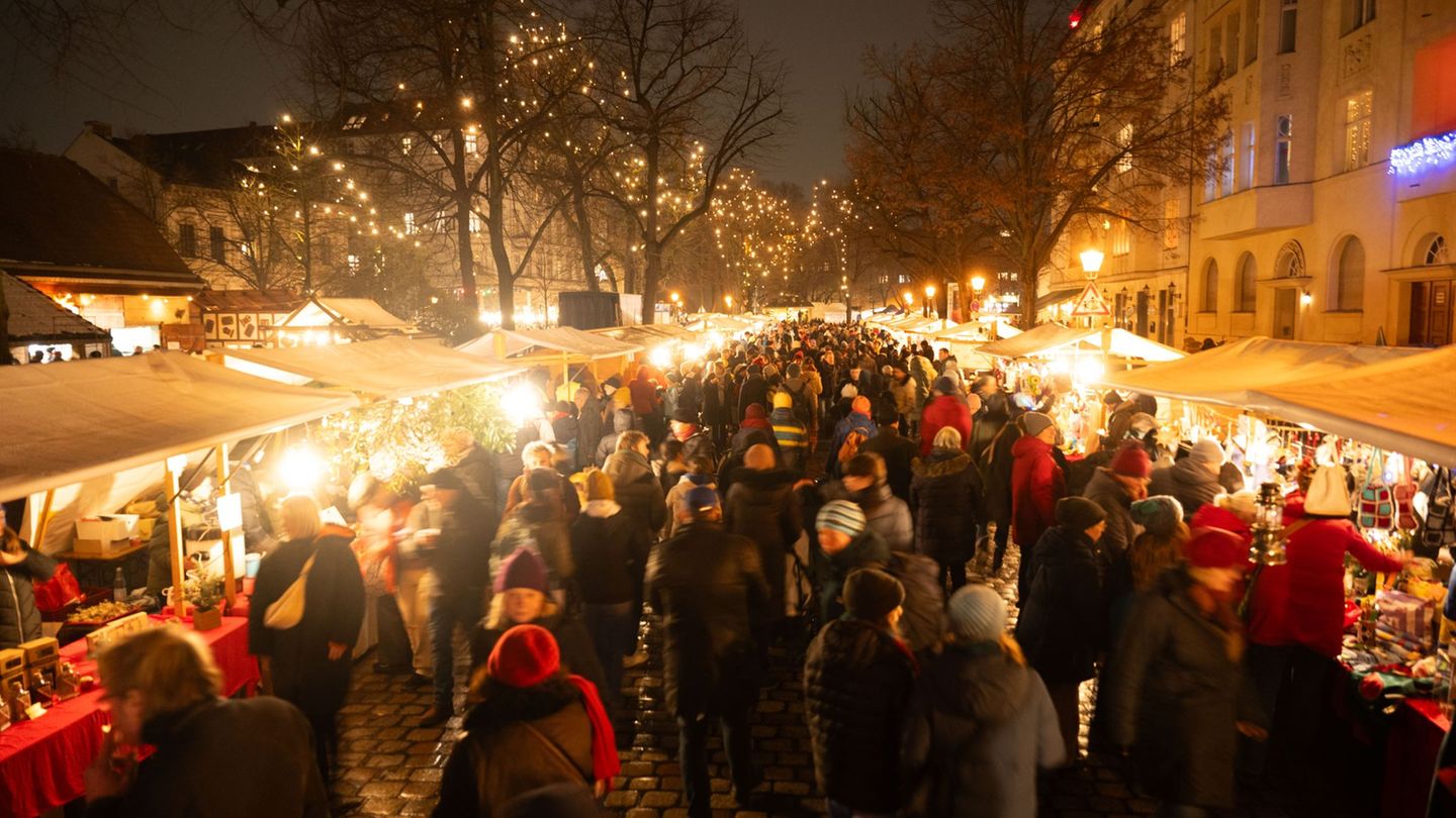 Große Karussells gibt es auf dem Alt-Rixdorfer Weihnachtsmarkt nicht. (Archivbild) Foto: Christophe Gateau/dpa