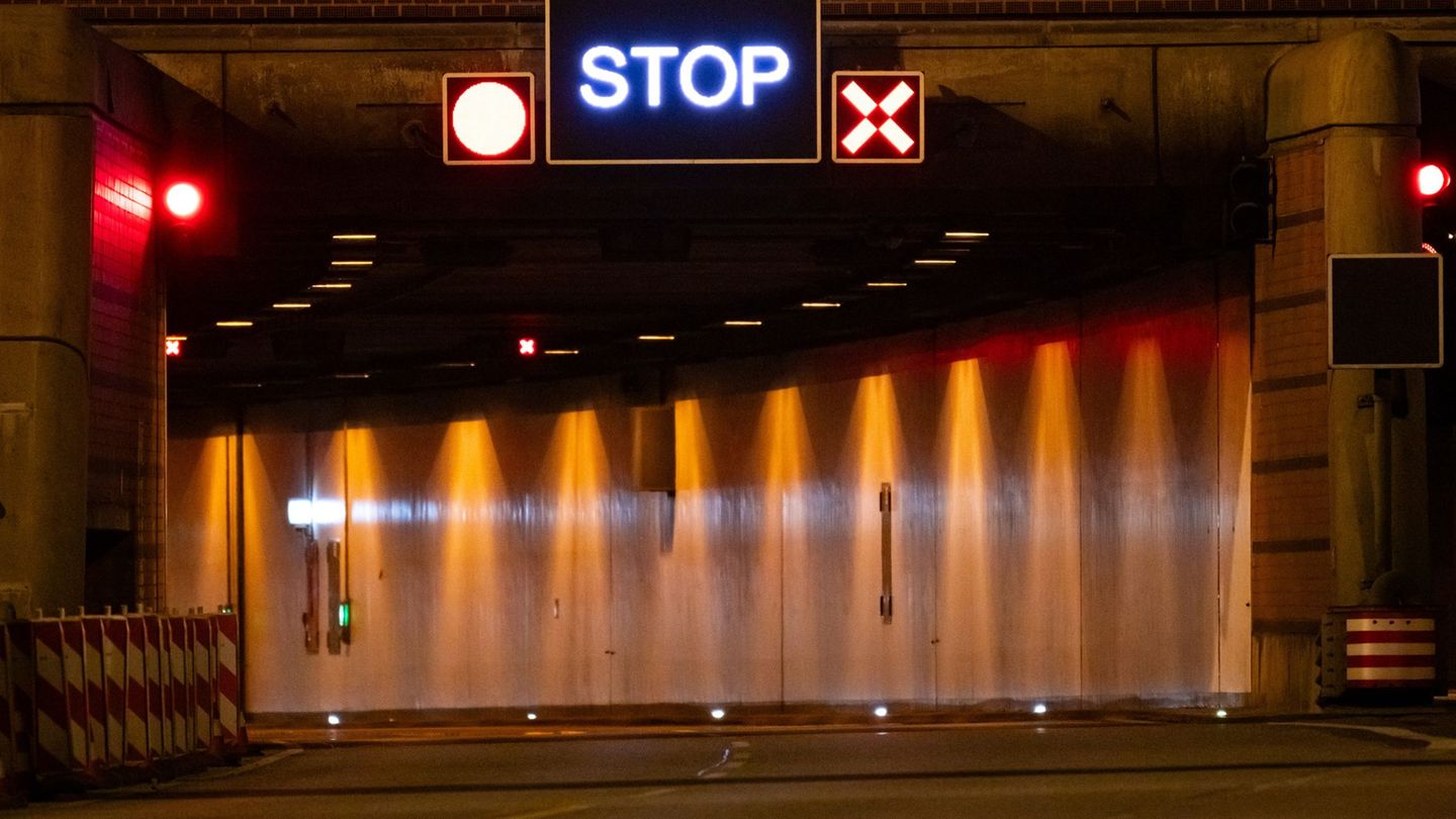 Der Elbtunnel wird am Wochenende voll gesperrt. (Archivbild) Foto: Jonas Walzberg/dpa