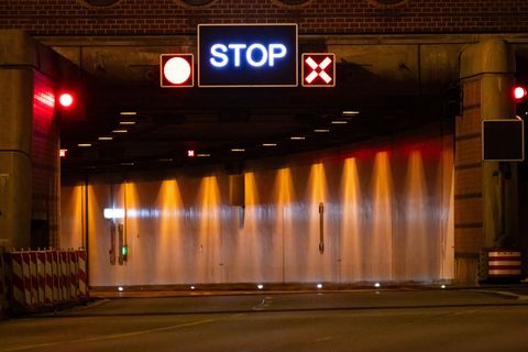 Der Elbtunnel wird am Wochenende voll gesperrt. (Archivbild) Foto: Jonas Walzberg/dpa