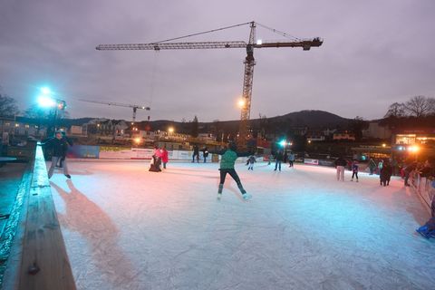 Auf den Eisbahnen kann es richtig rutschig werden. Foto: Thomas Frey/dpa