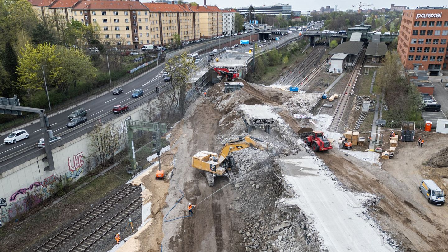 Die Westendbrücke wurde im April dieses Jahres abgerissen, der Neubau beginnt nun. (Archivbild) Foto: Hannes P Albert/dpa
