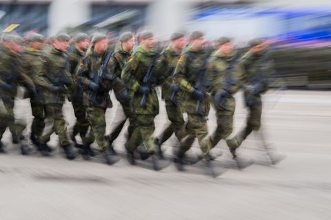 Bundesweit und auch in Hessen wollen heute Schülerinnen und Schüler gegen die geplante Wehrpflicht auf die Straße gehen. (Symbol
