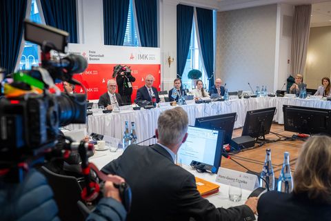 Die Innenministerkonferenz berät unter anderem über Sicherheit in Fußball-Stadien. Foto: Sina Schuldt/dpa
