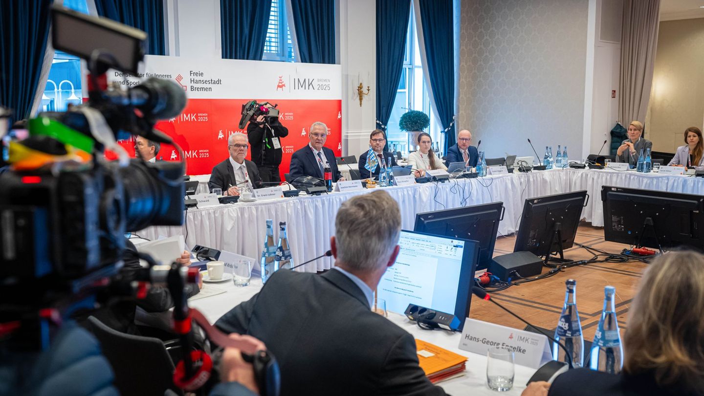 Die Innenministerkonferenz berät unter anderem über Sicherheit in Fußball-Stadien. Foto: Sina Schuldt/dpa