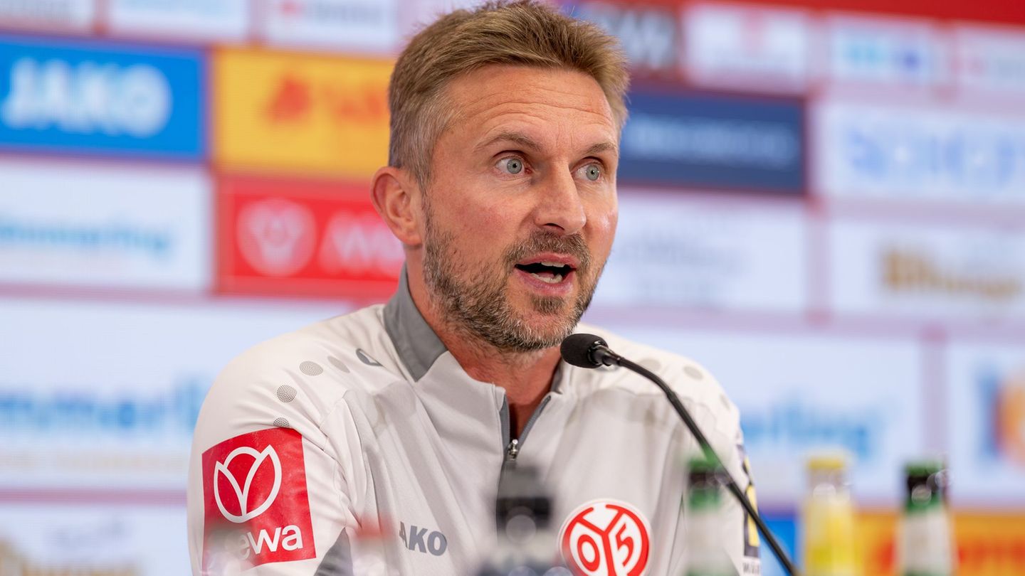 Benjamin Hoffmann betreut die Mainzer gegen Mönchengladbach. Foto: Torsten Silz/dpa