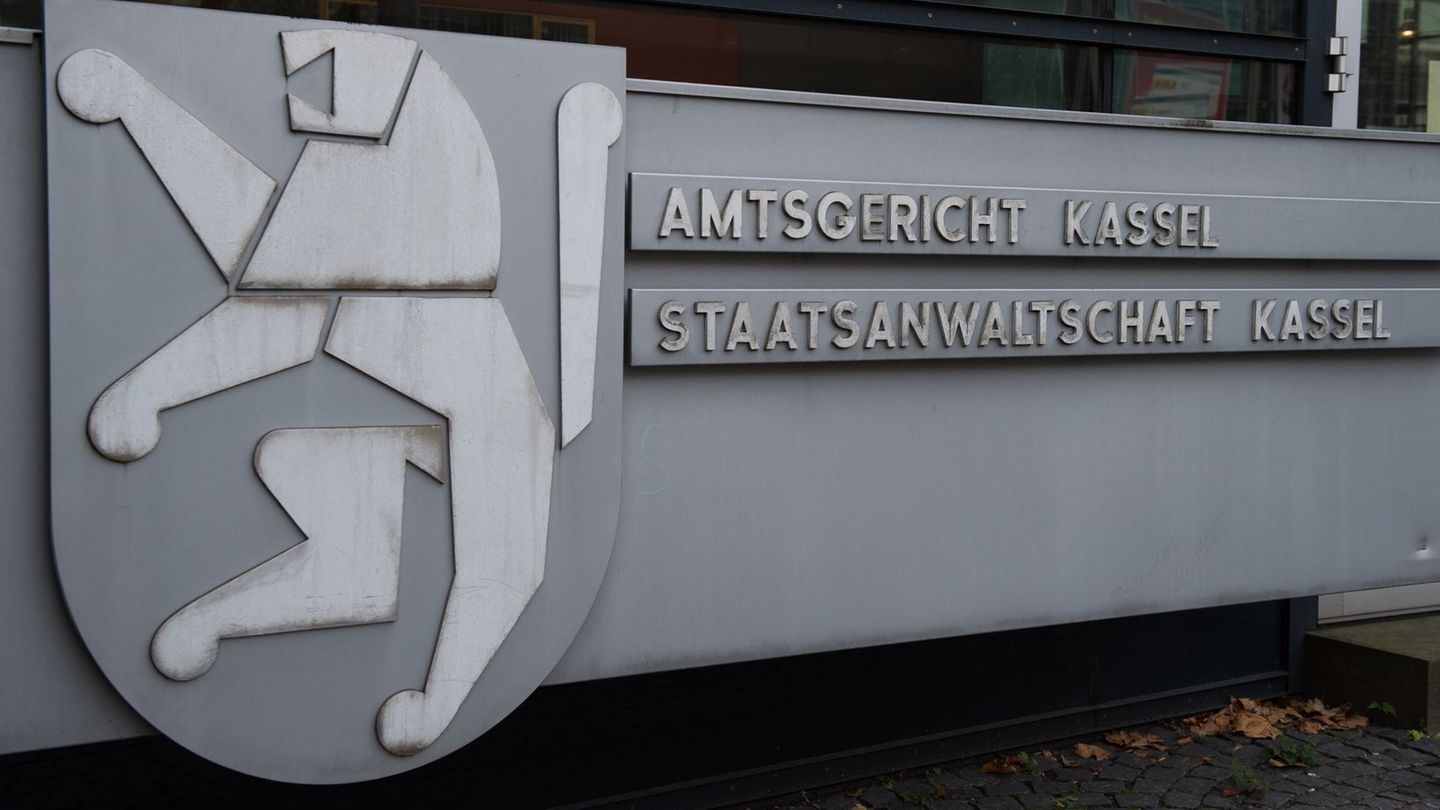 Zwei Polizisten sollen einen Mann nach Einschätzung der Staatsanwaltschaft vorschriftswidrig transportiert haben. (Symbolbild) F