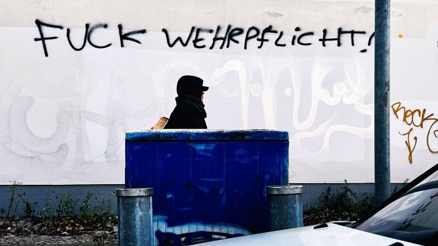 Allein in Frankfurt wollen Schülerinnen und Schüler von 15 Schulen gegen die geplante Wehrpflicht auf die Straße gehen. (Symbolb
