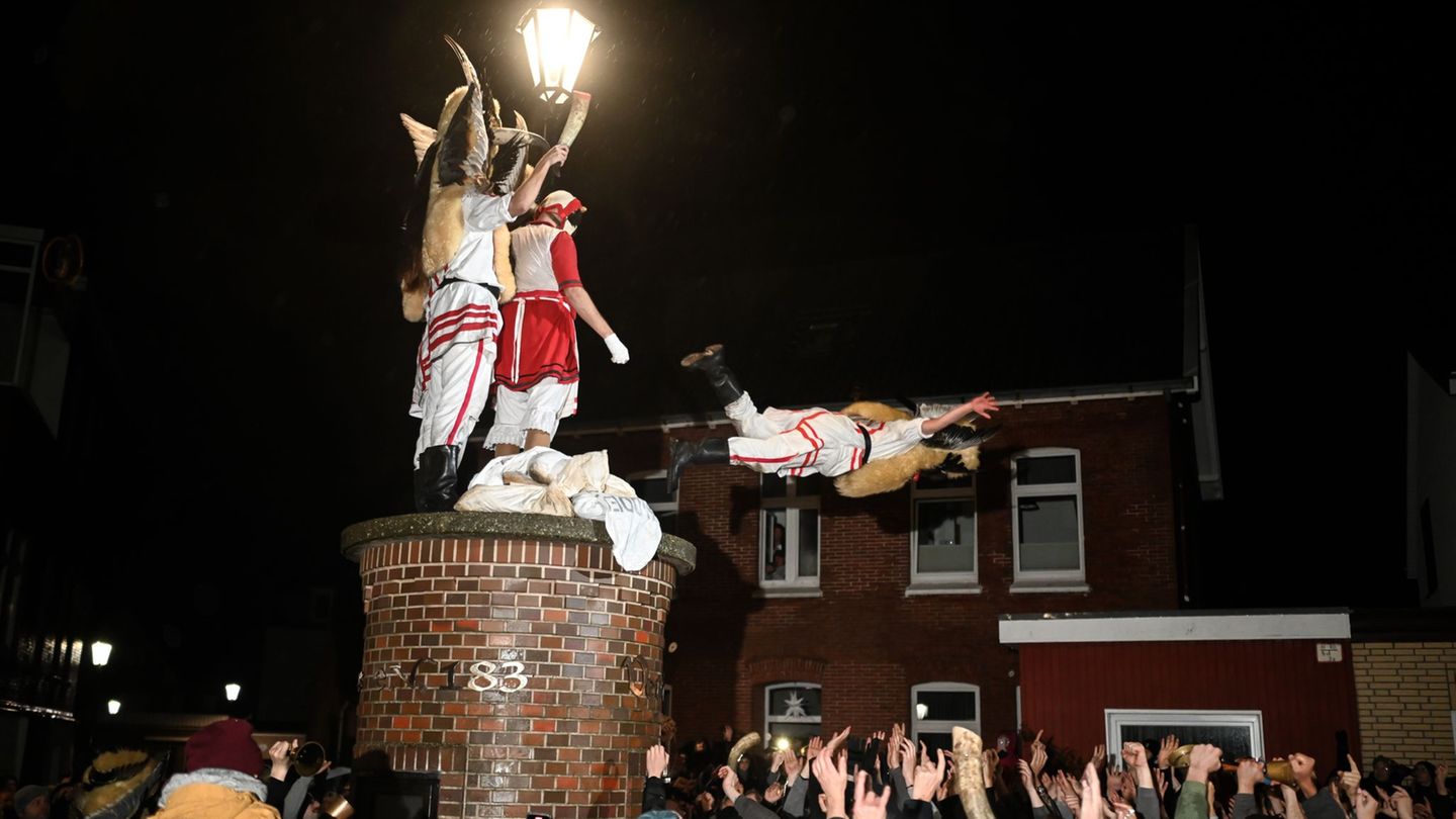 Es ist ein Brauch, bei dem junge Männer im Mittelpunkt stehen - die Ursprünge des Klaasohm-Festes liegen im Dunkeln. (Archivbild