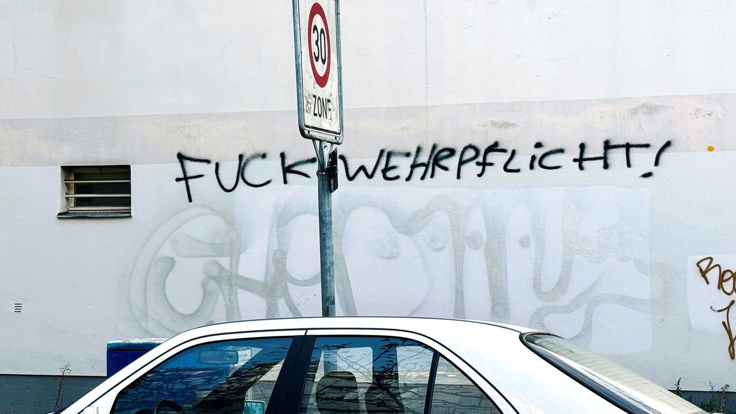 Bei drei Demonstrationen gegen die Wehrpflicht in Hamburg erwarten die Veranstalter nach Polizeiangaben rund 1.700 Teilnehmerinn