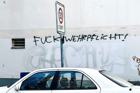 Bei drei Demonstrationen gegen die Wehrpflicht in Hamburg erwarten die Veranstalter nach Polizeiangaben rund 1.700 Teilnehmerinn