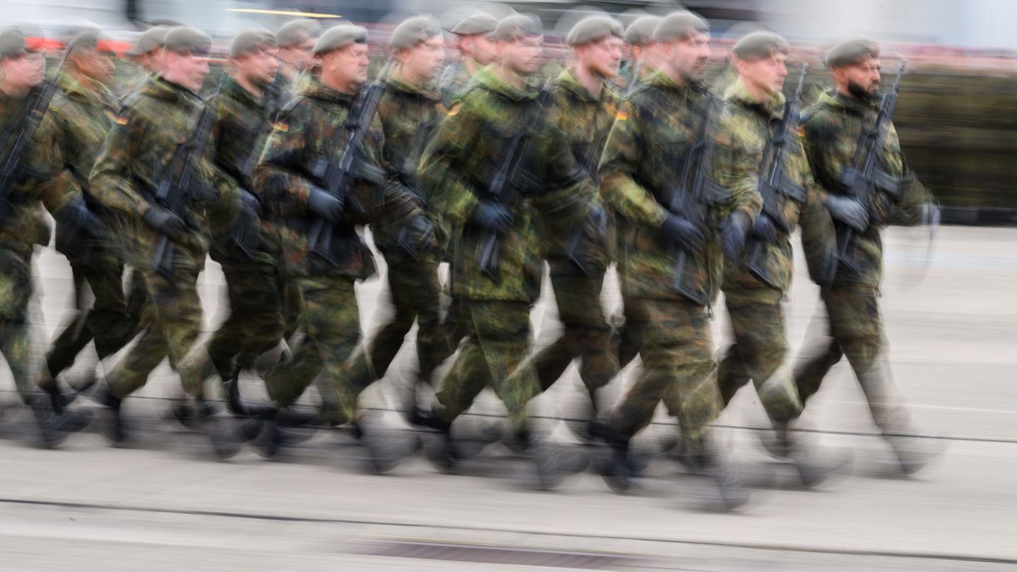 Junge Menschen wollen am 5. Dezember bundesweit gegen die neuen Wehrdienst-Pläne protestieren. (Symbolbild) Foto: Julian Straten