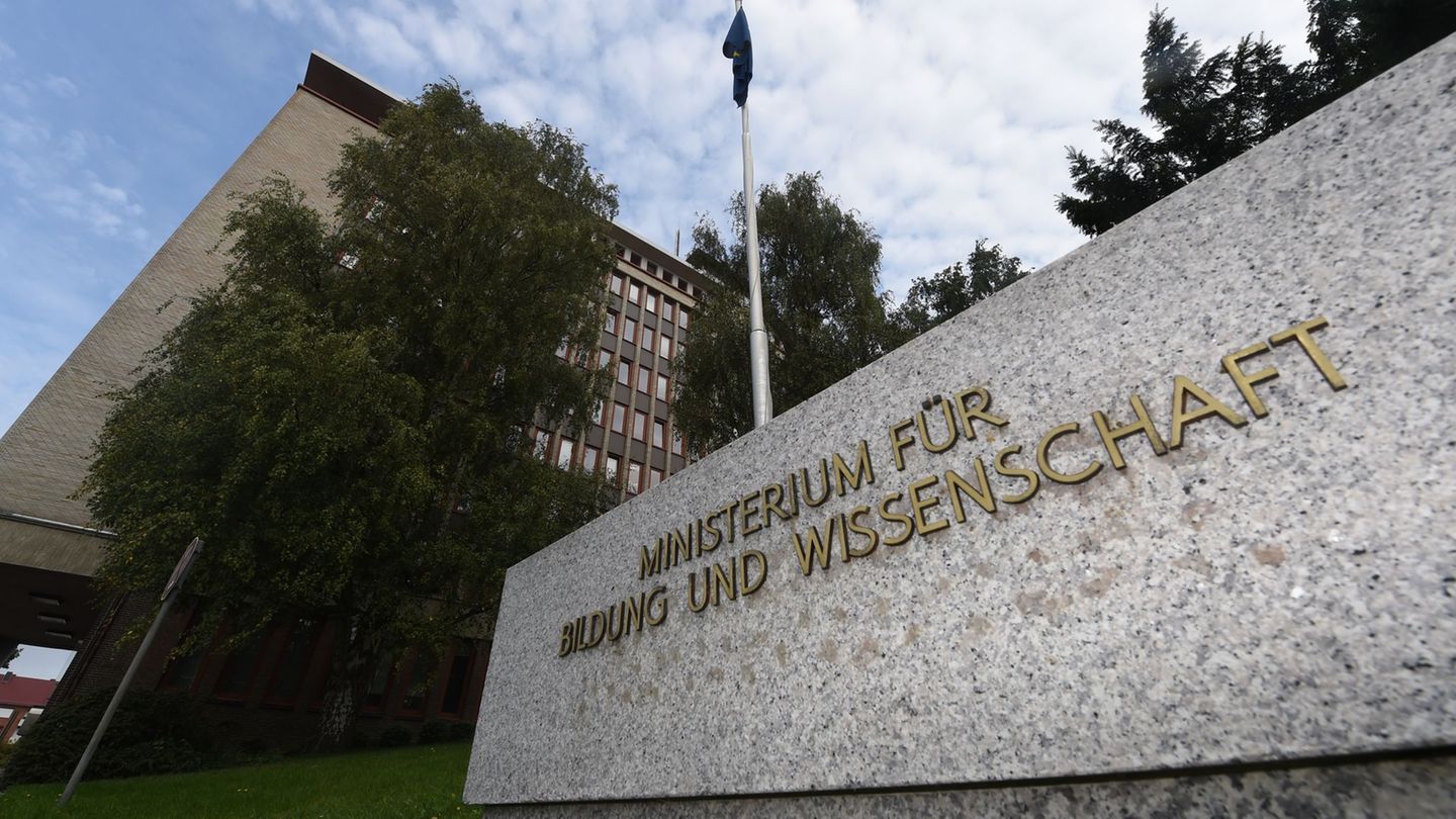 Eine Demonstration ist nach Angaben des Bildungsministeriums kein Grund, den Unterricht zu versäumen. (Archivbild) Foto: Carsten