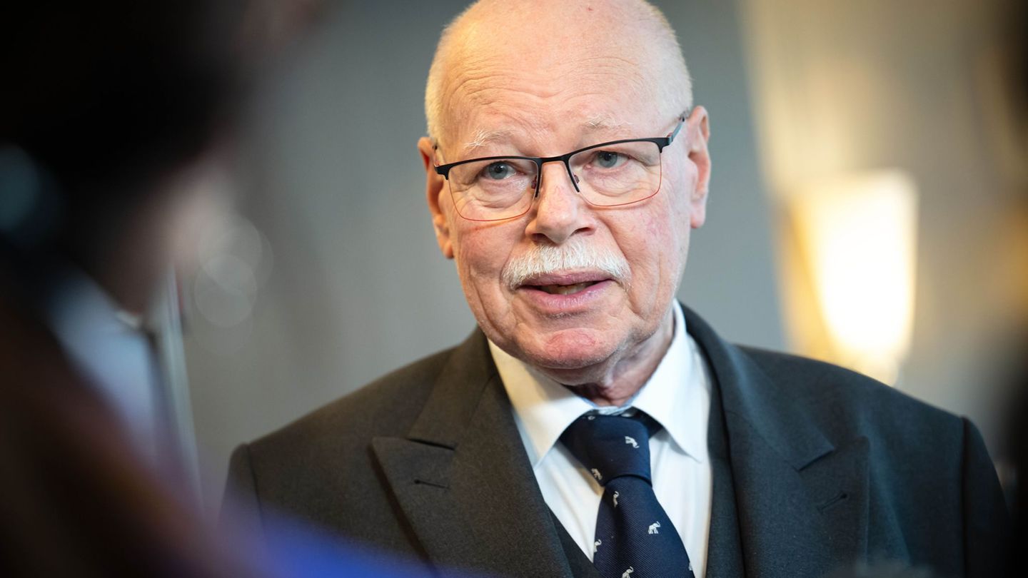 Aus Sicht des langjährigen Bremer Innensenators Ulrich Mäurer (SPD) lohnt sich Hartnäckigkeit. Foto: Sina Schuldt/dpa