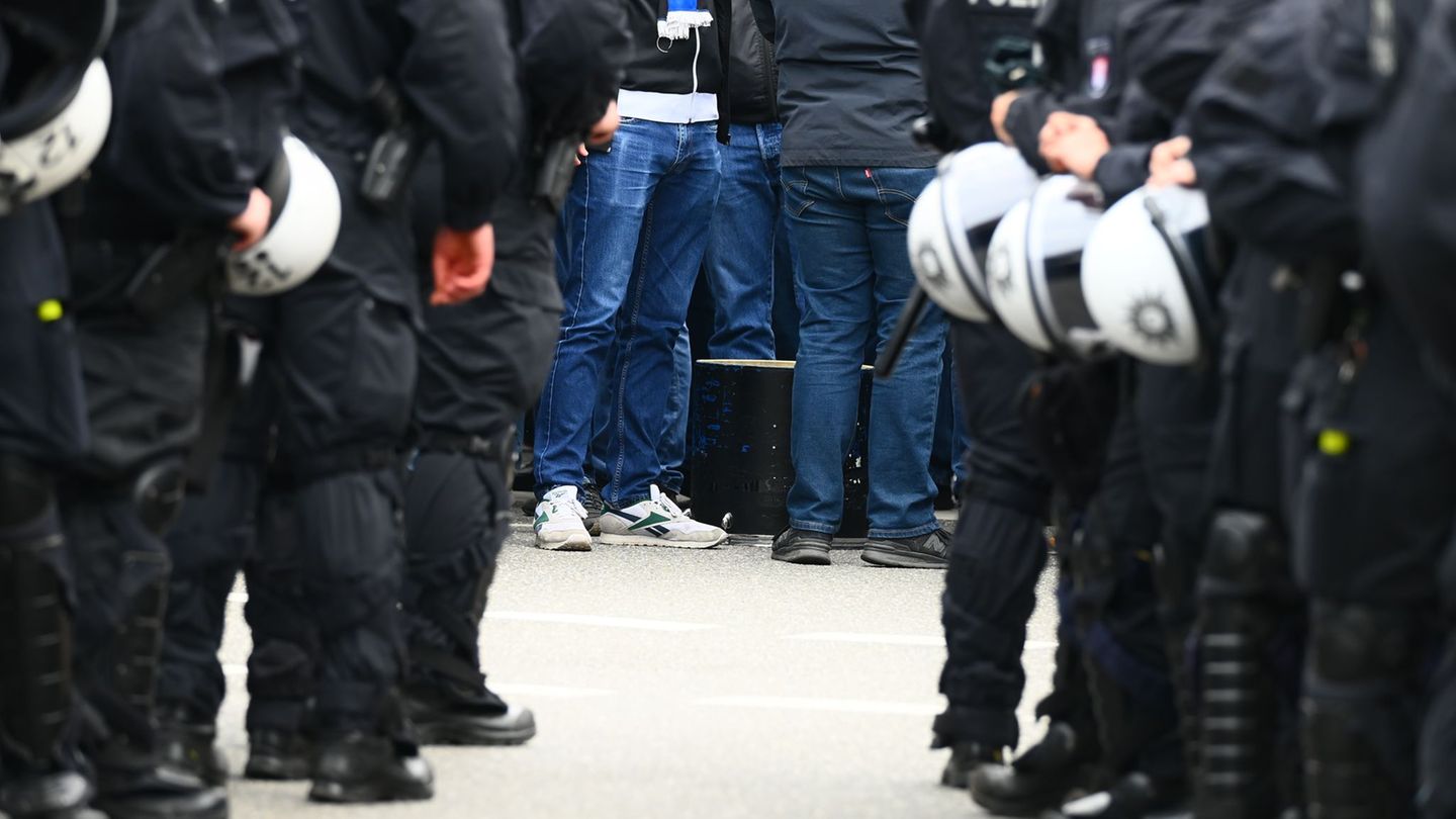 Die Polizei in Hamburg bereitet sich auf das Nordderby zwischen dem Hamburger SV und Werder Bremen vor. (Archiv) Foto: ---/dpa