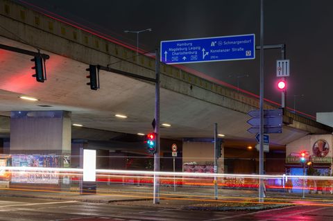 Auf der A100-Brücke über die Mecklenburgische Straße gibt es seit einigen Monaten Einschränkungen. (Archivbild) Foto: Soeren Sta