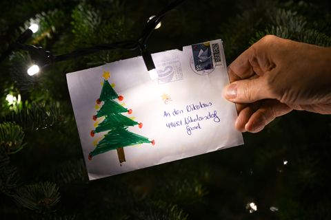 Bereits im Laufe des Jahres kommen Briefe aus aller Welt an. (Archivbild) Foto: Sina Schuldt/dpa