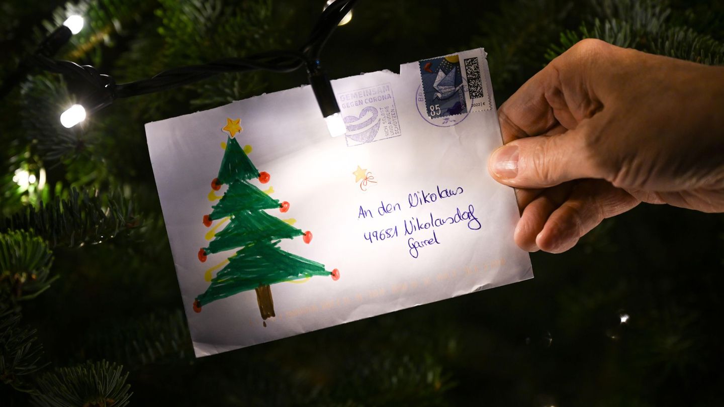 Bereits im Laufe des Jahres kommen Briefe aus aller Welt an. (Archivbild) Foto: Sina Schuldt/dpa