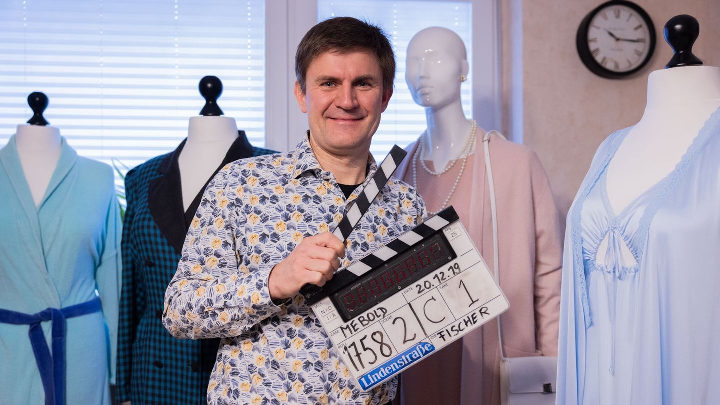 Er hat rund 150 Requisiten der früheren Kultserie gesammelt. Foto: Rolf Vennenbernd/dpa