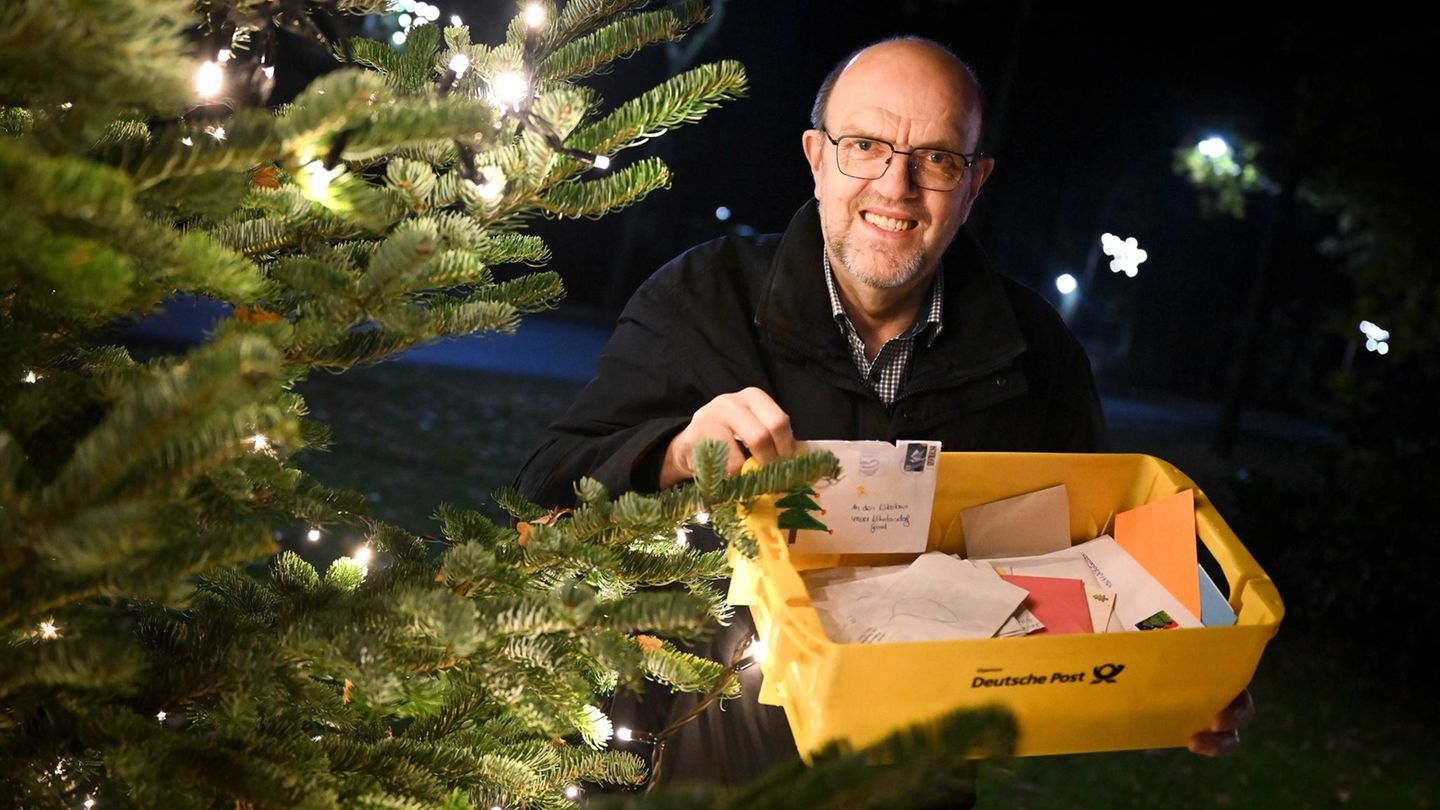 Bereits im Laufe des Jahres kommen Briefe aus aller Welt bei Hubert Weddehage an. (Archivbild) Foto: Sina Schuldt/dpa