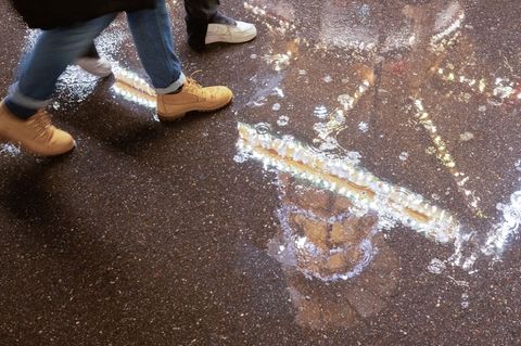 Schirm statt Schnee heißt die Devise am zweiten Adventswochenende. Der DWD rechnet mit Regen. (Archivbild) Foto: Bernd Weißbrod/
