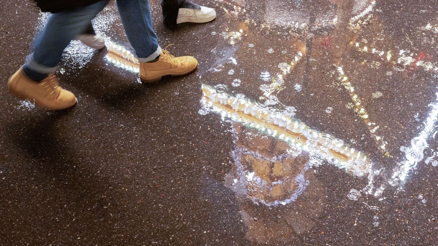 Schirm statt Schnee heißt die Devise am zweiten Adventswochenende. Der DWD rechnet mit Regen. (Archivbild) Foto: Bernd Weißbrod/