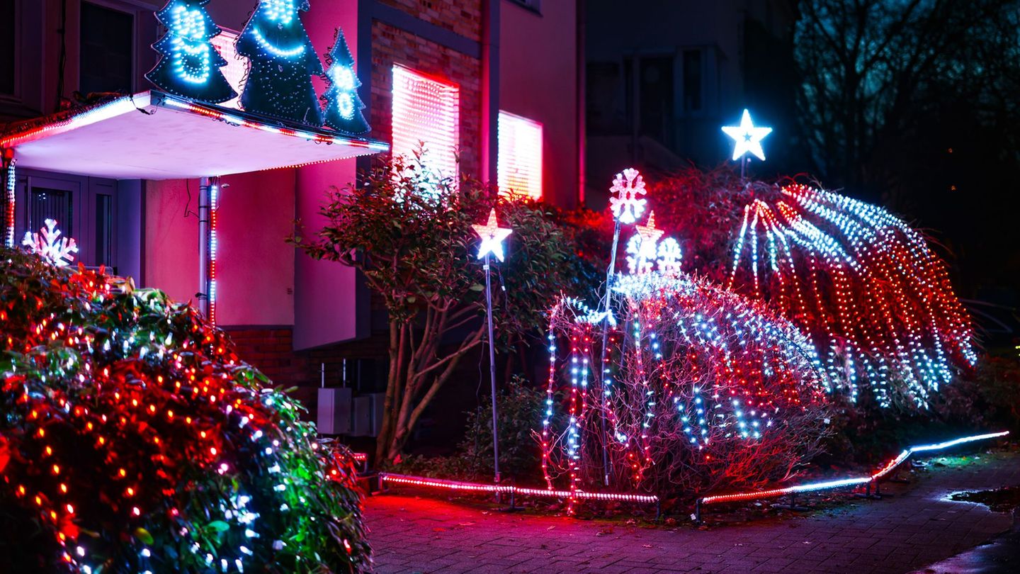 Ein knallbuntes LED-Spektakel zur Adventszeit. Foto: Christoph Reichwein/dpa