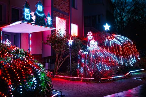 Ein knallbuntes LED-Spektakel zur Adventszeit. Foto: Christoph Reichwein/dpa