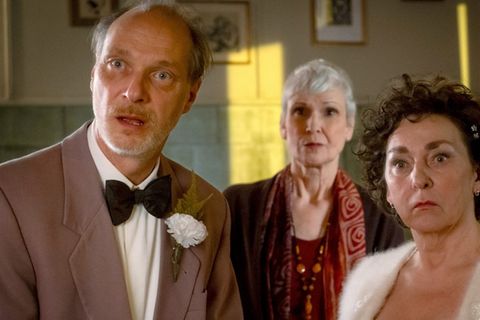 "Mit Herz und Hilde": Als Hilde (Steffi Kühnert, r.) und Ronnie (Martin Brambach, l.) vor der Pastorin (Ulrike Hübschmann) ihr