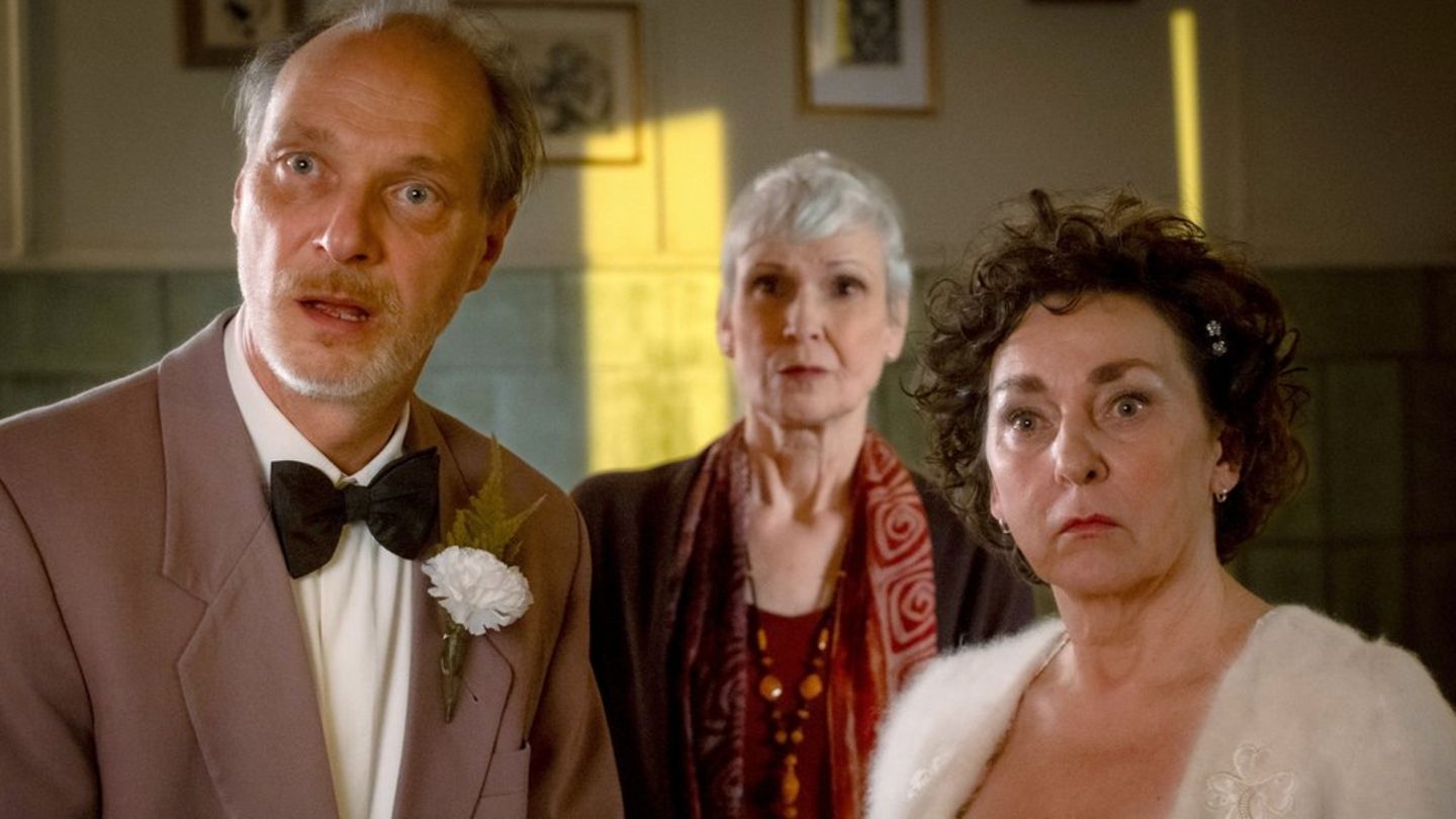 "Mit Herz und Hilde": Als Hilde (Steffi Kühnert, r.) und Ronnie (Martin Brambach, l.) vor der Pastorin (Ulrike Hübschmann) ihr