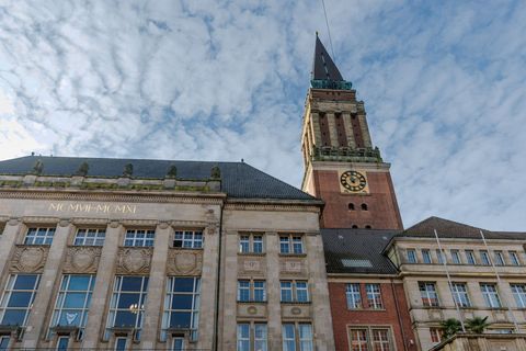 Wer zieht im April kommenden Jahres als neuer Oberbürgermeister in das Rathaus in Kiel ein? (Archivbild) Foto: Markus Scholz/dpa