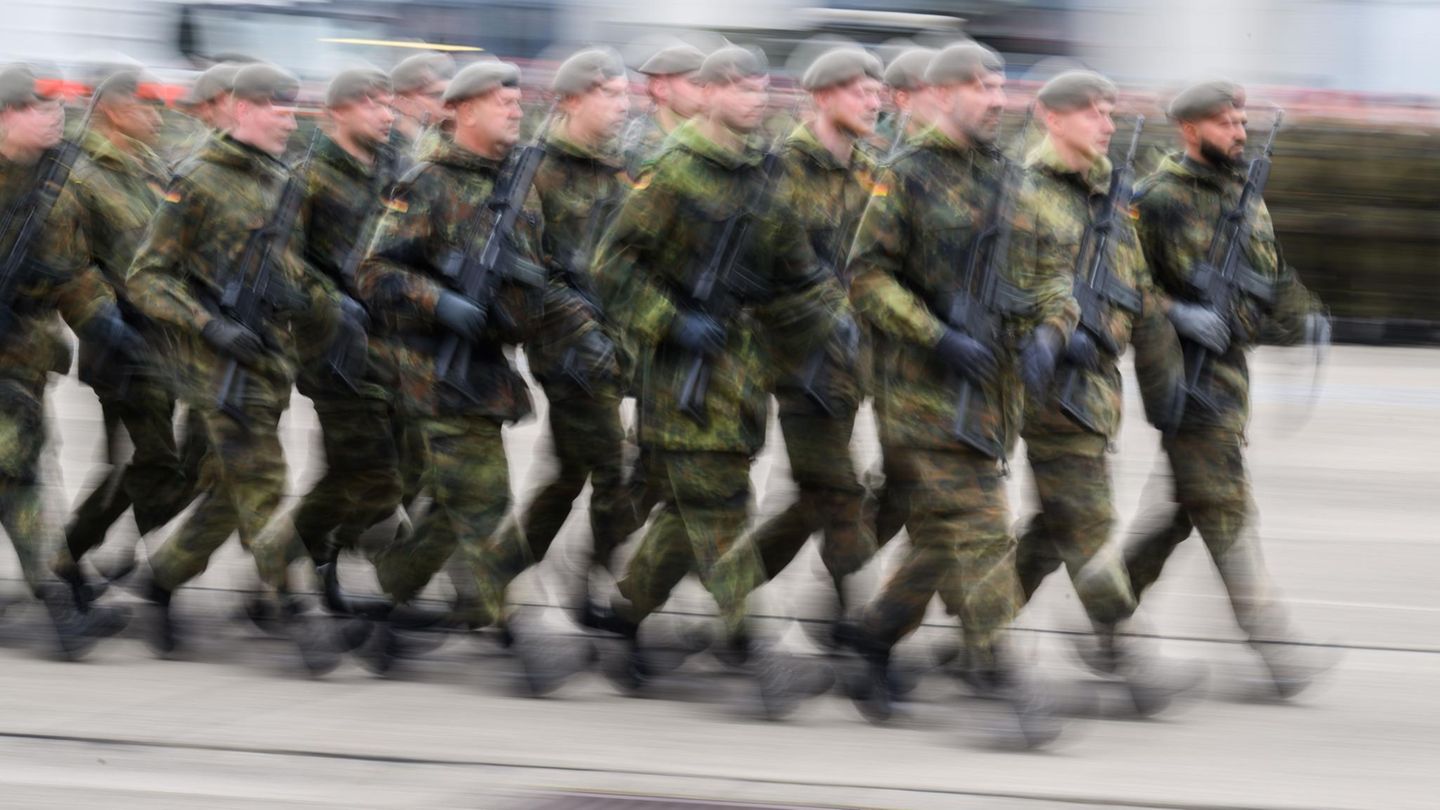 Wehrdienst: Soldaten marschieren
