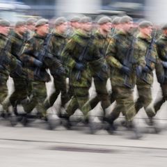 Wehrdienst: Soldaten marschieren