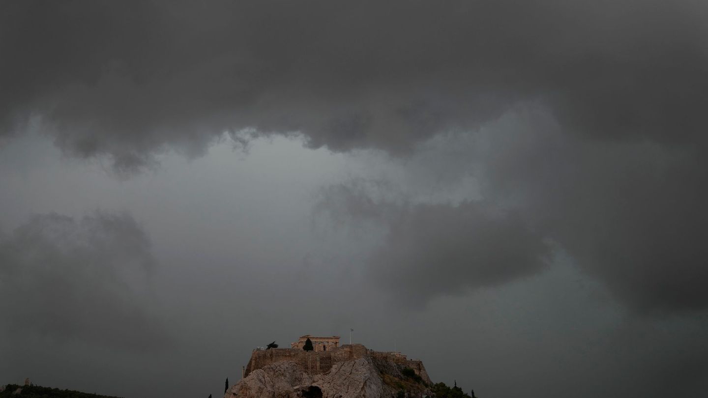 Griechenland hat mit starkem Wind und Regen zu kämpfen. (Archivbild) Foto: Thanassis Stavrakis/AP/dpa