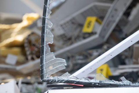 In einer Bankfiliale in Coswig ist in der Nacht zum Freitag ein Geldautomat gesprengt worden (Symboldbild). Foto: Marijan Murat/