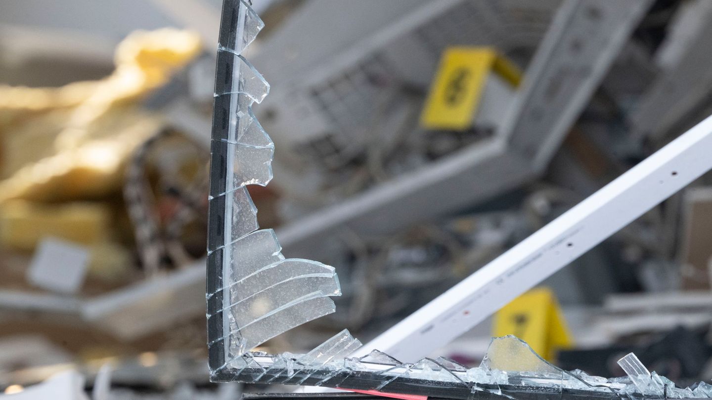 In einer Bankfiliale in Coswig ist in der Nacht zum Freitag ein Geldautomat gesprengt worden (Symboldbild). Foto: Marijan Murat/