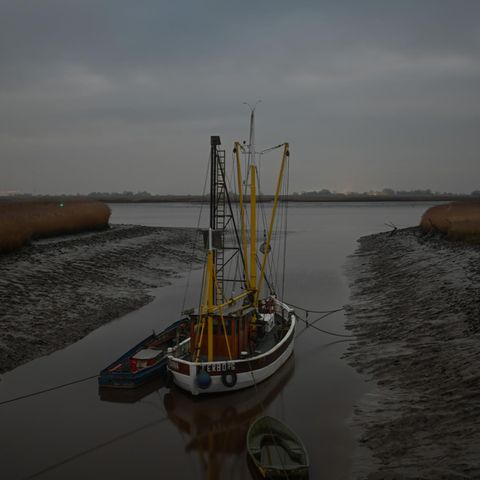 Terborg, Deutschland. in einem Seitenarm der Ems in Niedersachsen wartet der Kutter "Diana" auf die nächste Ausfahrt. Wer auch immer dann an Bord ist, sollte sich angesichts der winterlichen Temperaturen warm anziehen