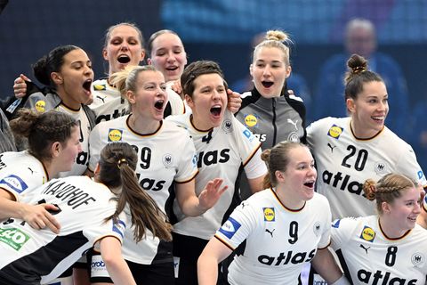 Der Medaillen-Traum lebt: Das DHB-Team steht im Viertelfinale. Foto: Federico Gambarini/dpa