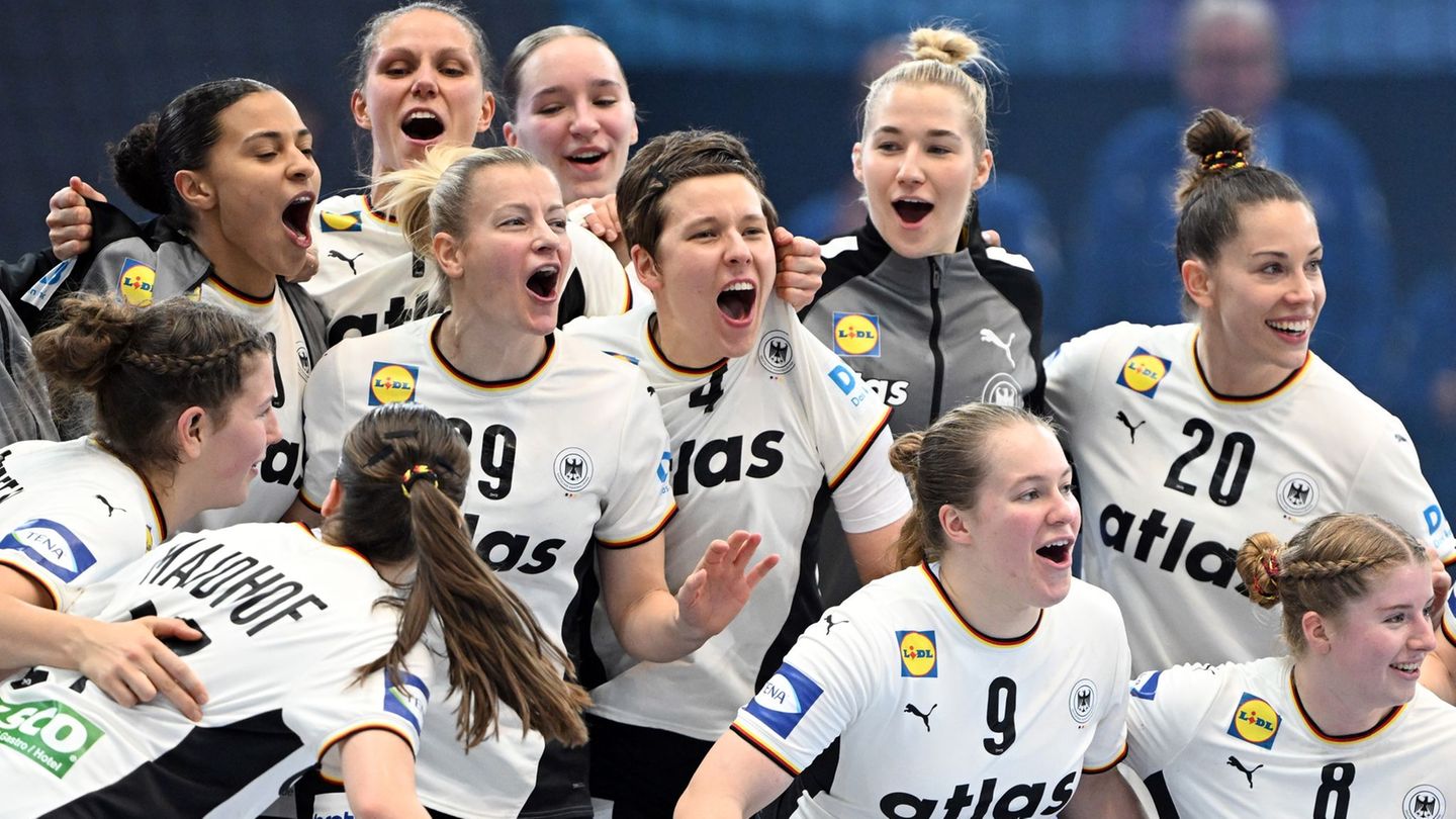 Der Medaillen-Traum lebt: Das DHB-Team steht im Viertelfinale. Foto: Federico Gambarini/dpa