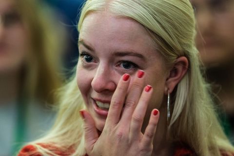 Jette Nietzard wischt sich beim Bundeskongress der Grünen Jugend Tränen weg