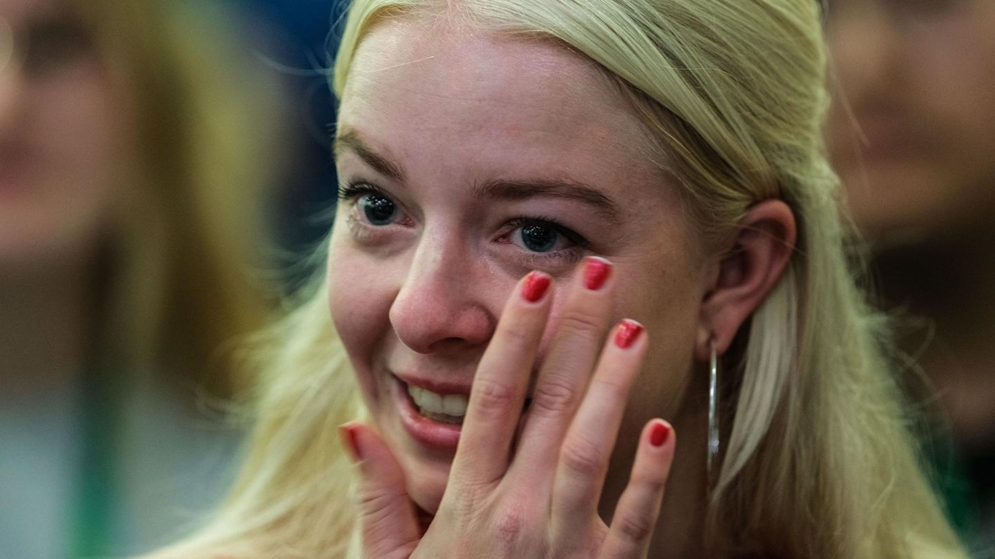 Jette Nietzard wischt sich beim Bundeskongress der Grünen Jugend Tränen weg