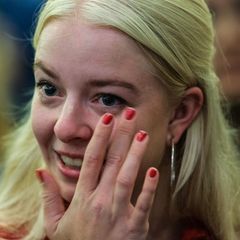 Jette Nietzard wischt sich beim Bundeskongress der Grünen Jugend Tränen weg